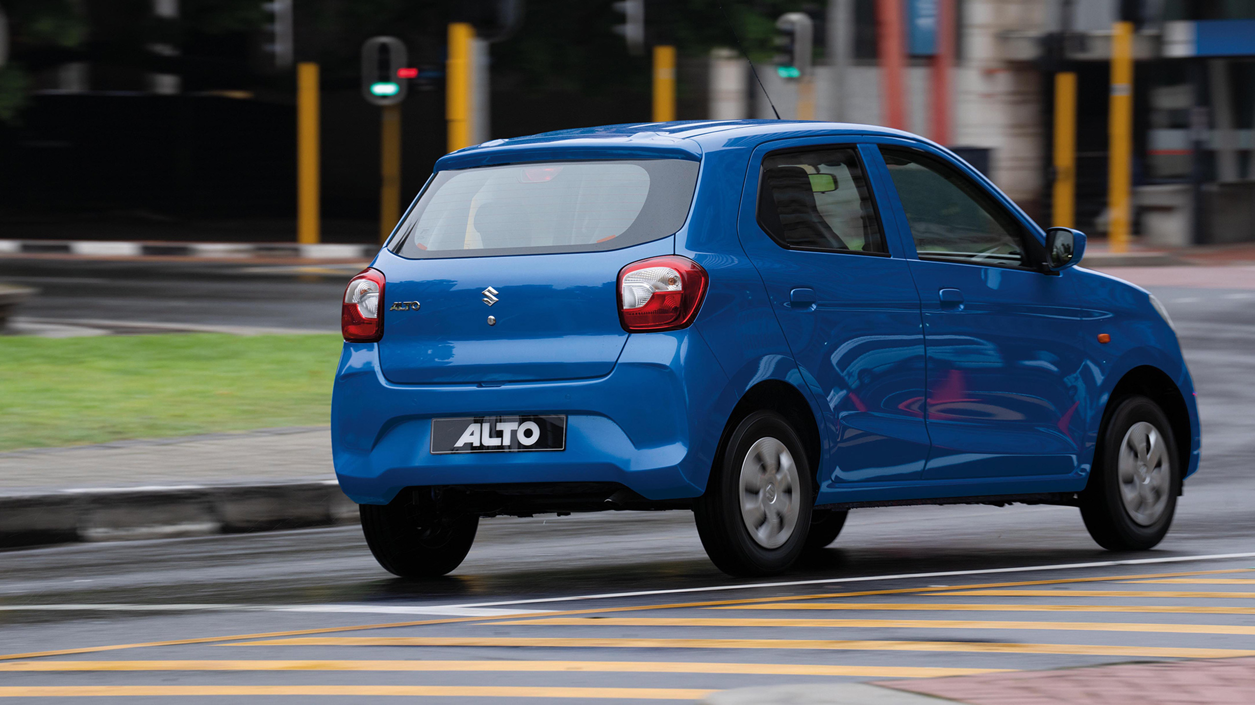 Alto front side driving on roundabout