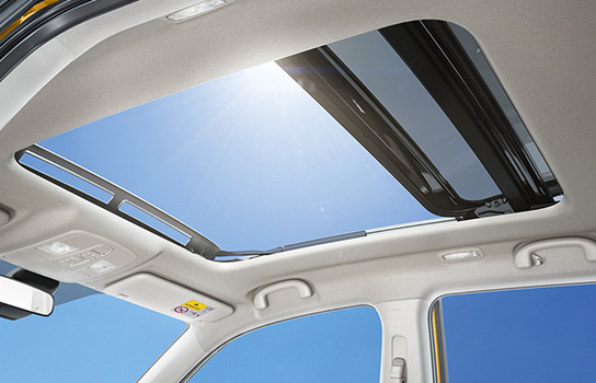 Vitara's-panoramic-sunroof-opened