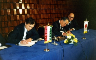 1990_Suzuki takes its first step into Eastern Europe by signing a basic agreement on a joint venture for car production in Hungary.