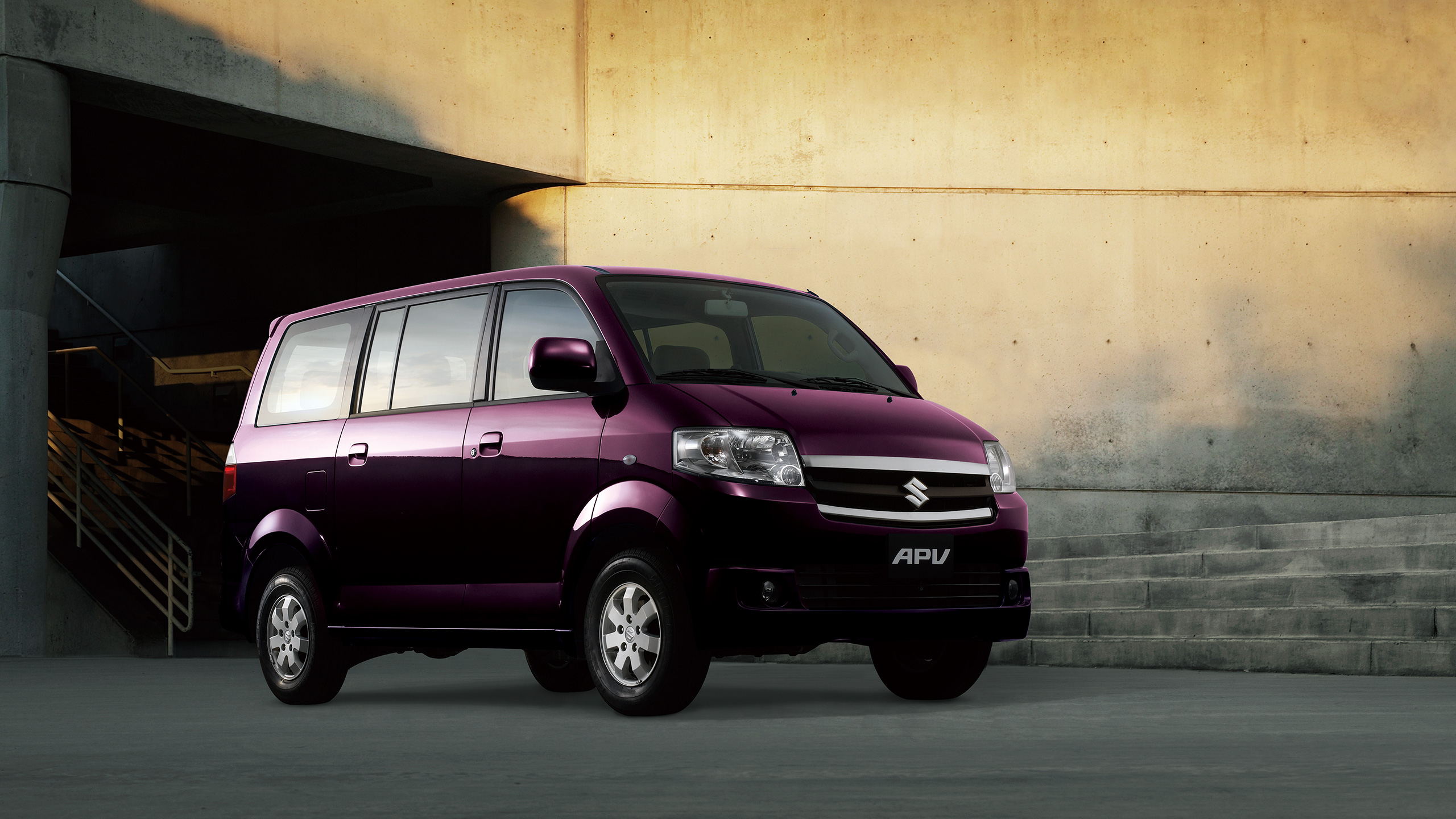 A-purple-Suzuki-APV-parking-in-front-of-an-off-white-concrete-building