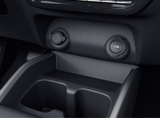 Baleno-front-USB-and-accessory-sockets