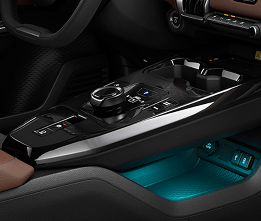 suzuki-e-vitara-floating-centre-console-with-gear-selector-and-ambient-lighting