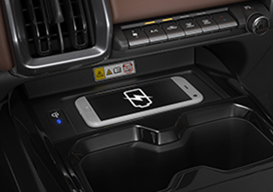 suzuki-e-vitara-centre-console-with-wireless-smartphone-charging-pad