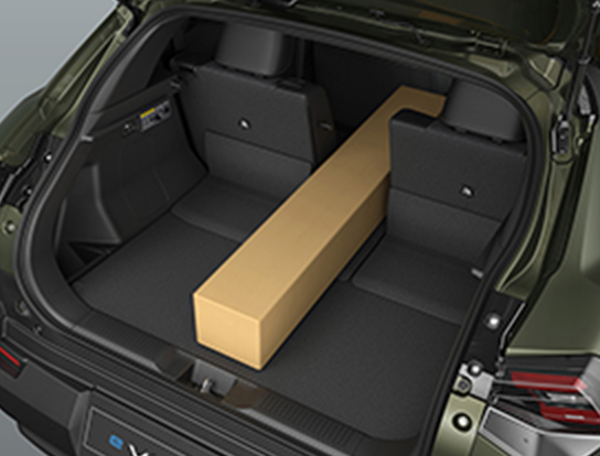 suzuki-e-vitara-luggage-area-with-long-box-placed-through-folded-rear-seat