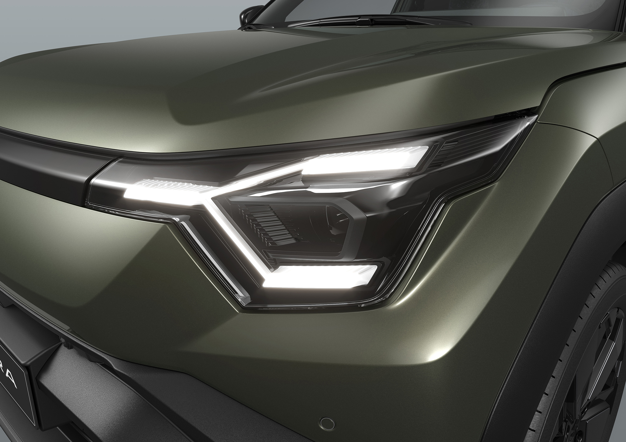 suzuki-e-vitara-front-headlight-close-up
