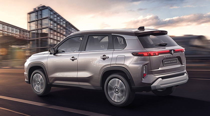 Grand Vitara running through evening city rear shot