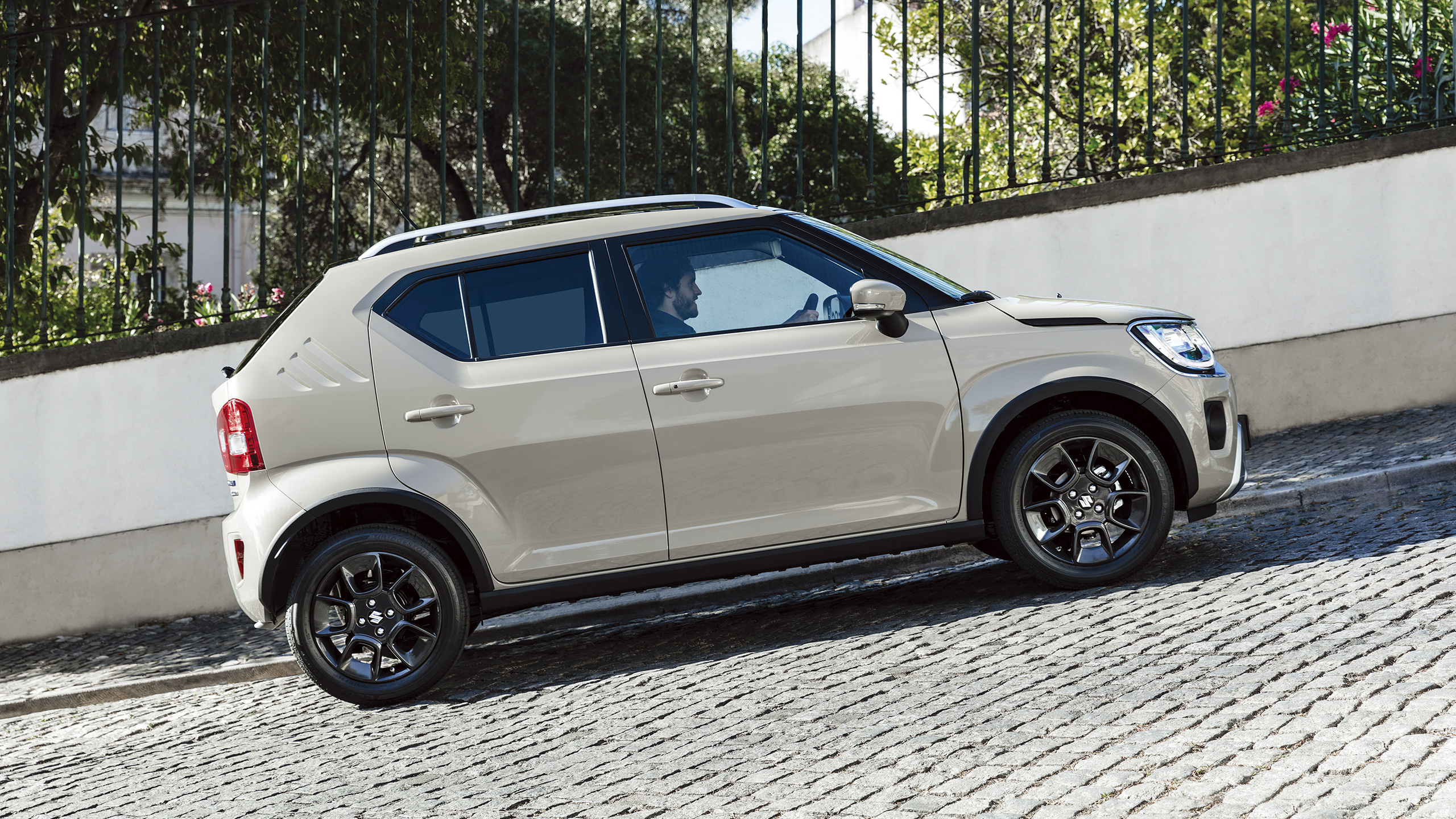 Front-bird-eye-view-of-Ignis-driving-in-city