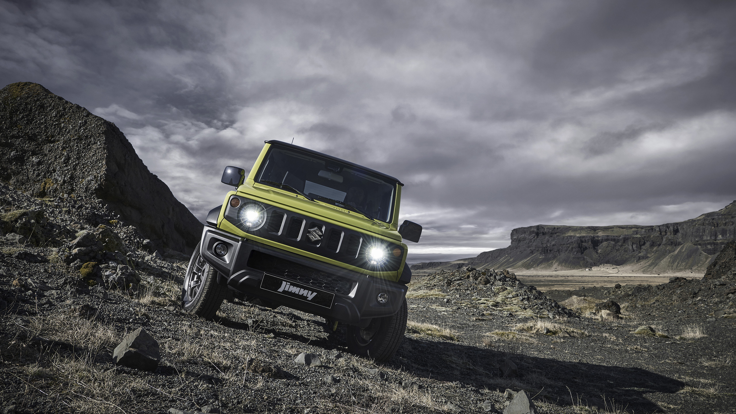Front-view-of-Jimny-on-rocky-surface