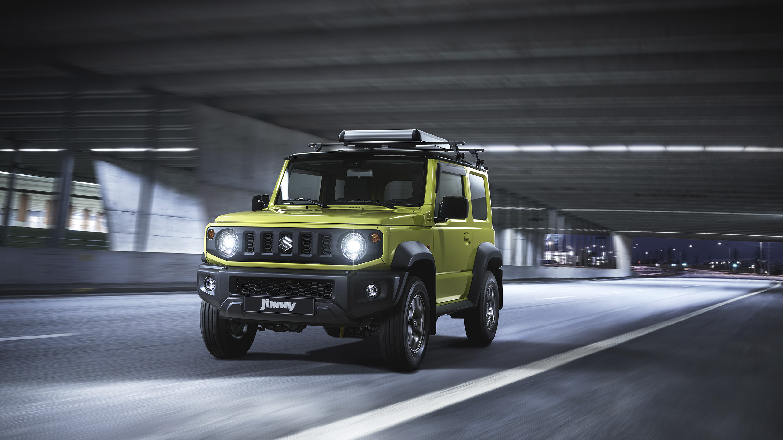 Jimny-driving-through-the-tunnel