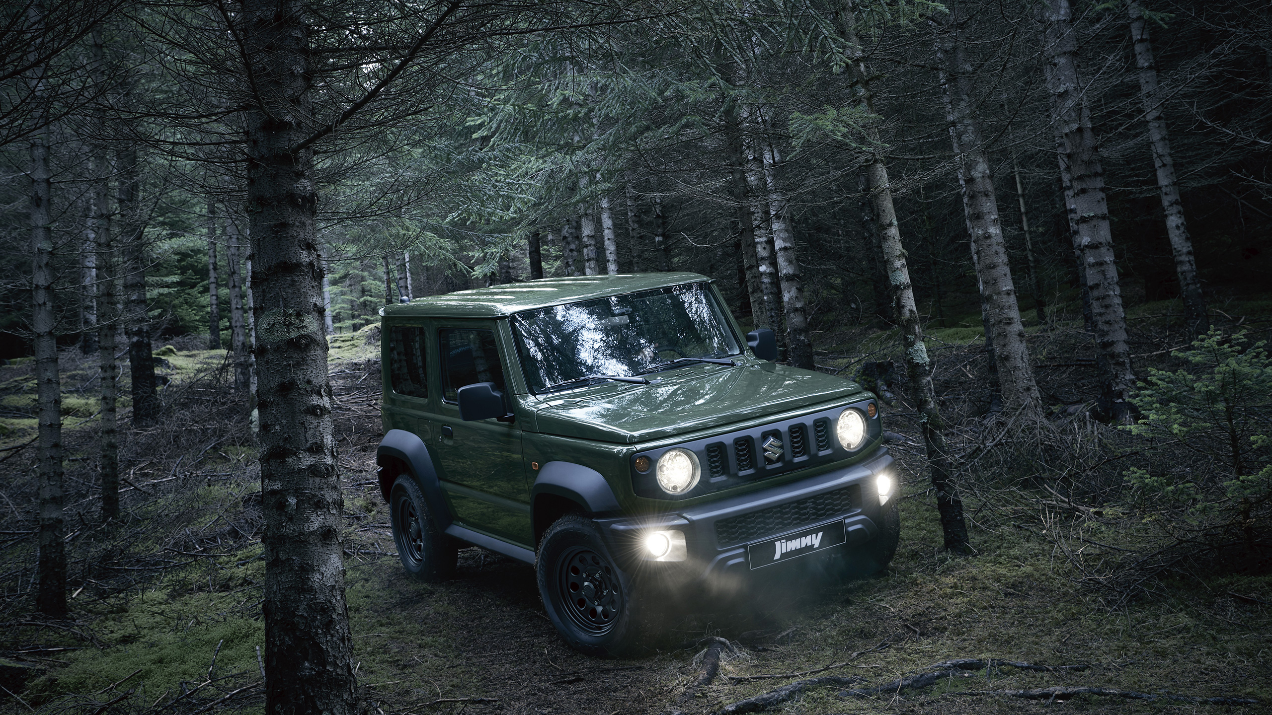 Jimny-driving-through-the-forest