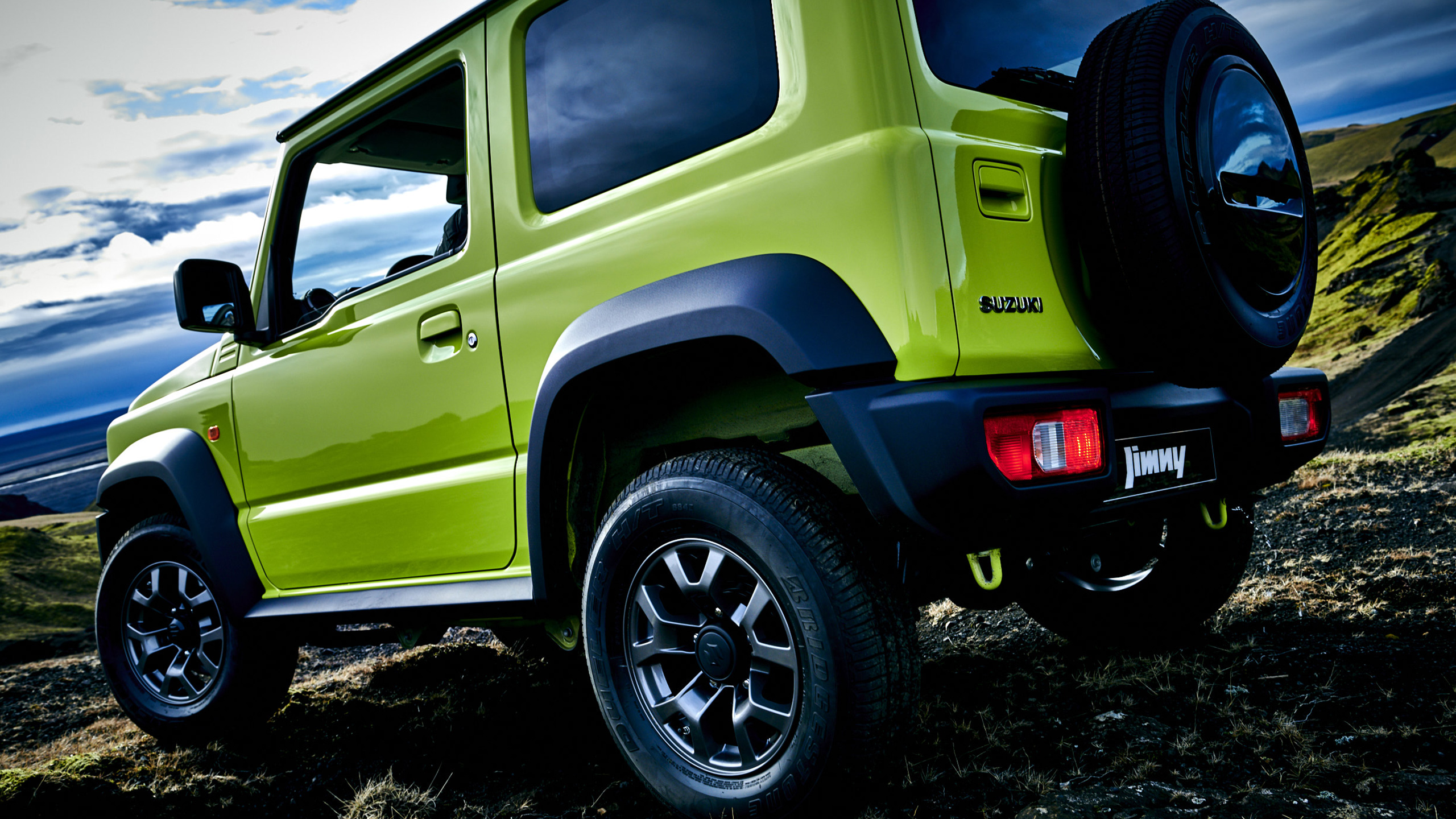 Jimny-driving-on-rocky-surface