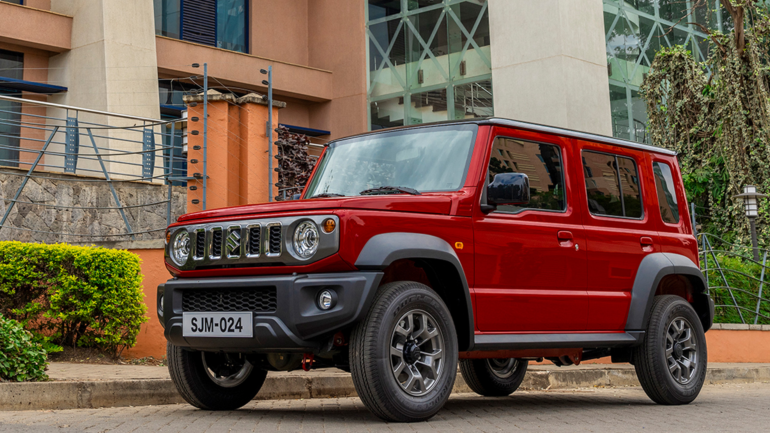 Jimny-5door-parked-in-the-city