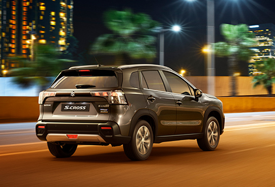 S-CROSS-rear-driving-in-night-city
