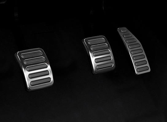 Swift-Sport-pedals-from-diagonally-left