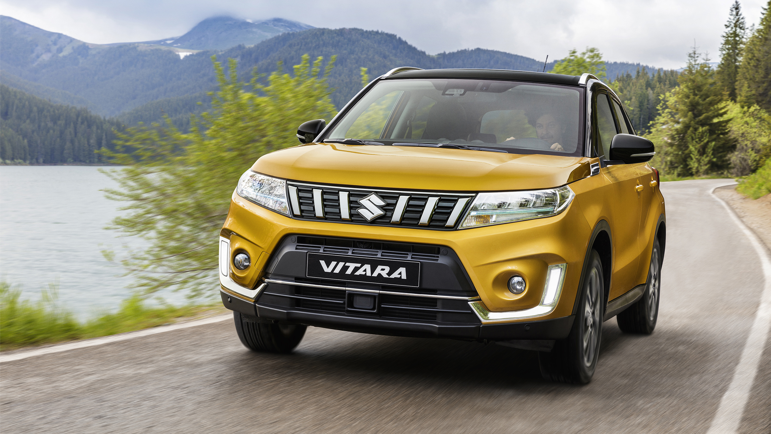 VITARA-running-near-lake