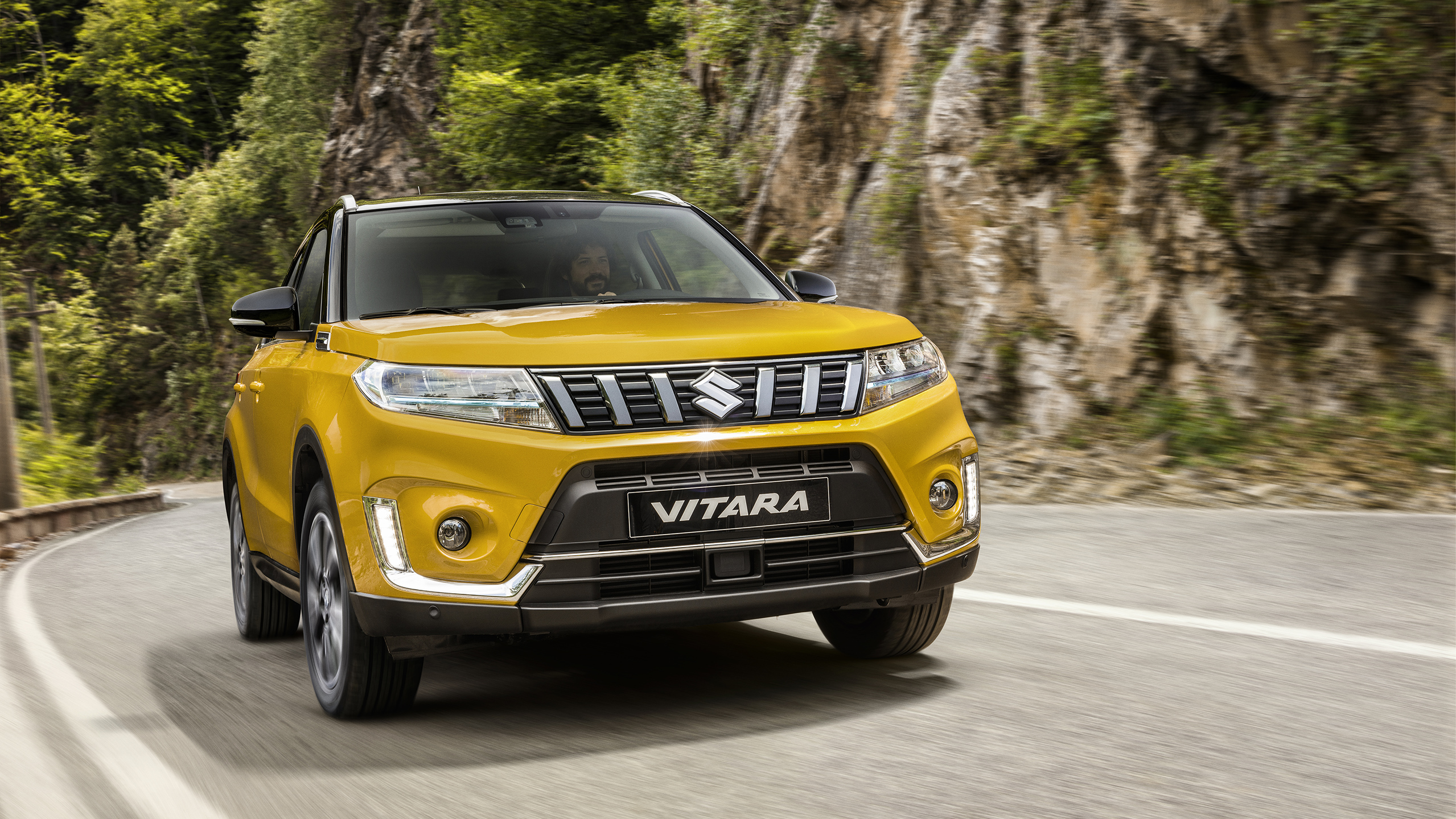 Dynamic-front-shot-of-VITARA-running-on-mountain-road