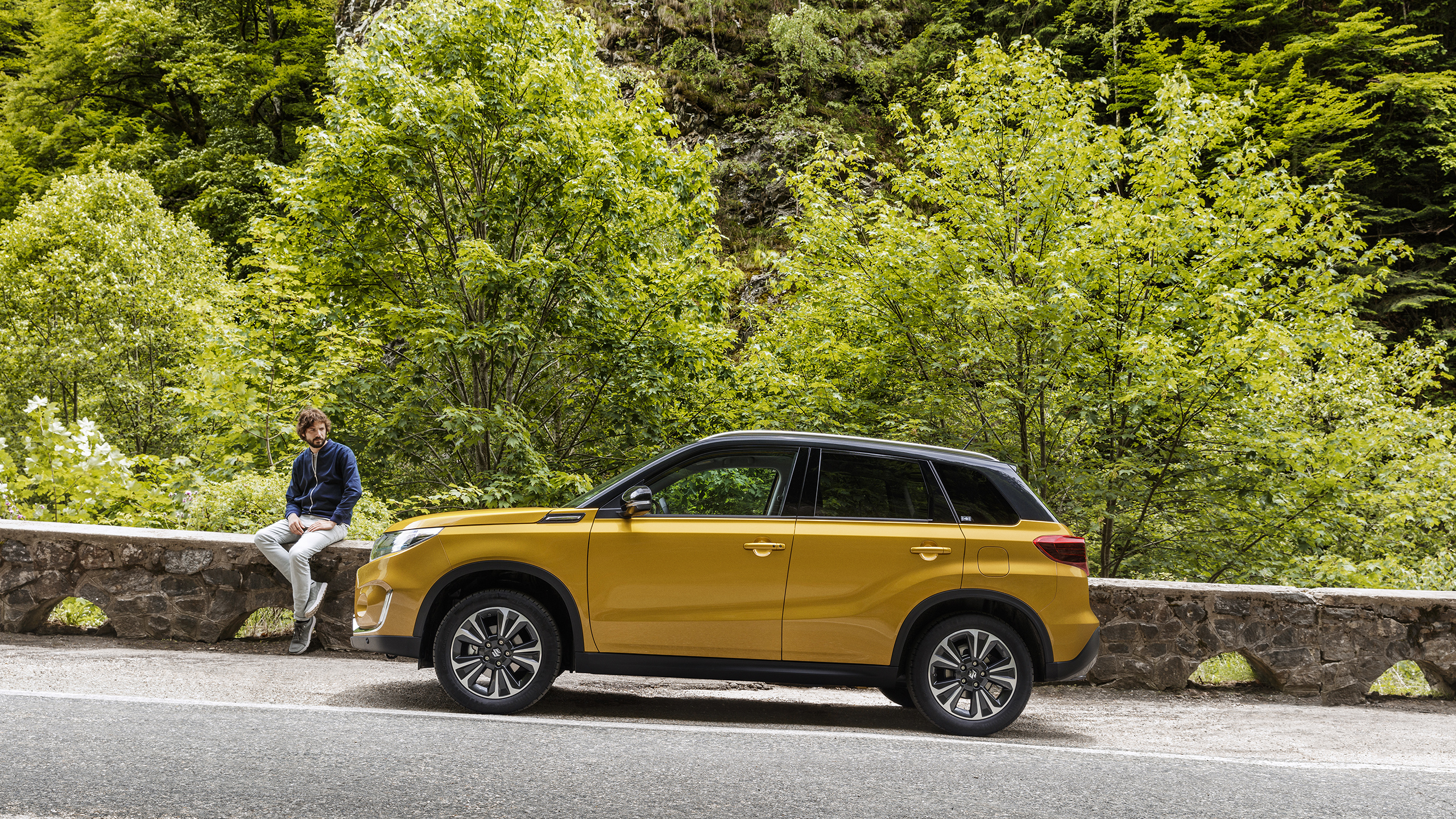 Vitara-side-profile-parked-on-mountain-road