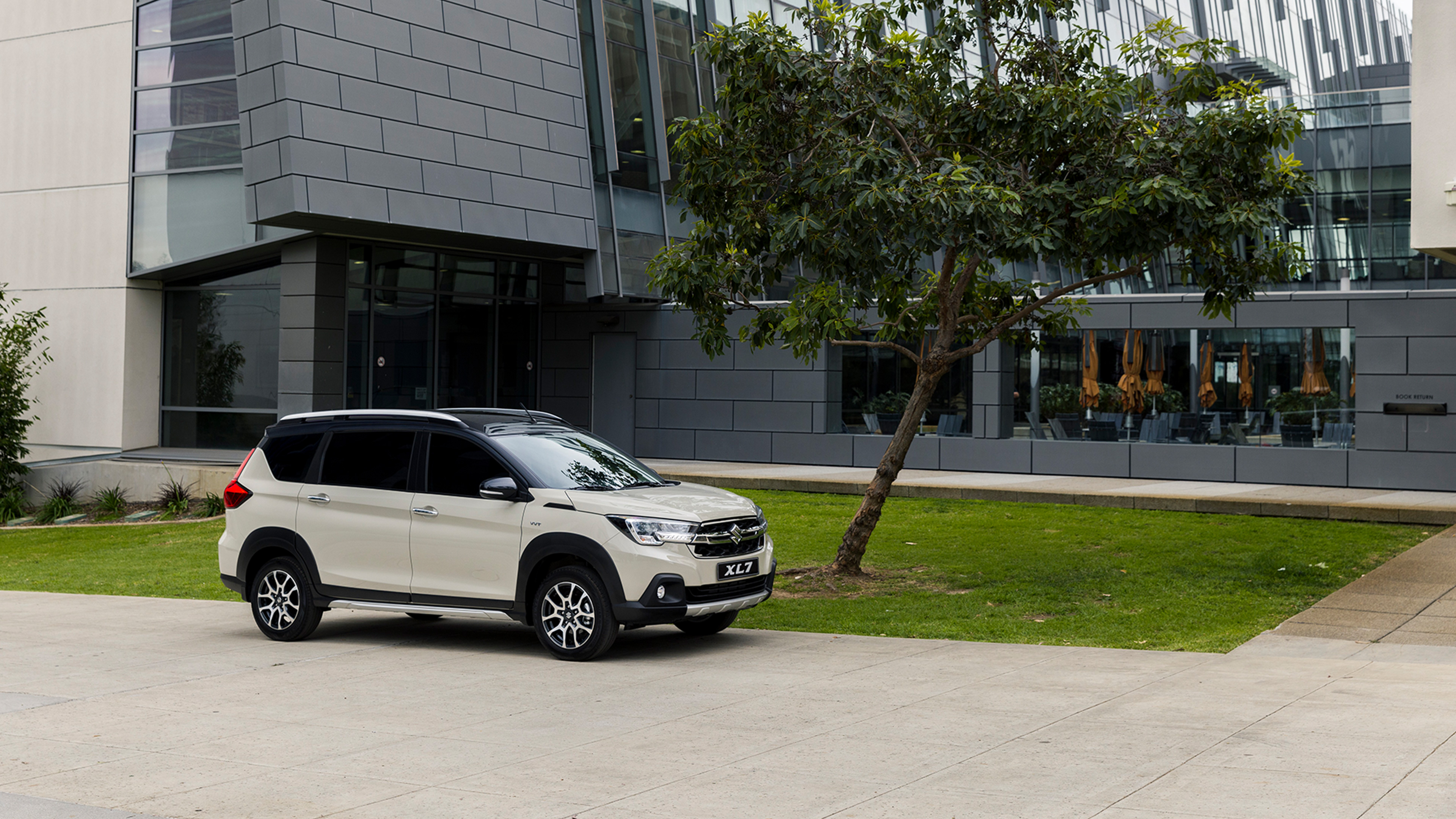 Suzuki-XL7-parked-infront-of-trees-and-building