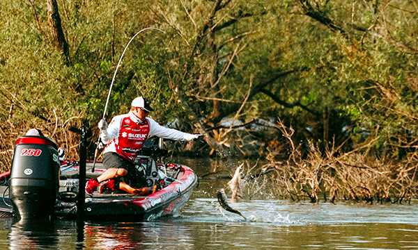 Picture of Suzuki’s Dean Rojas victorious at the Major League Fishing Tournament②