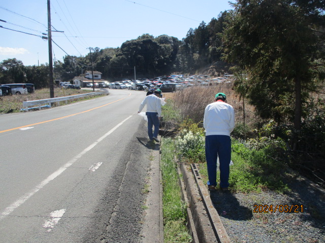 Voluntary cleanup around roads